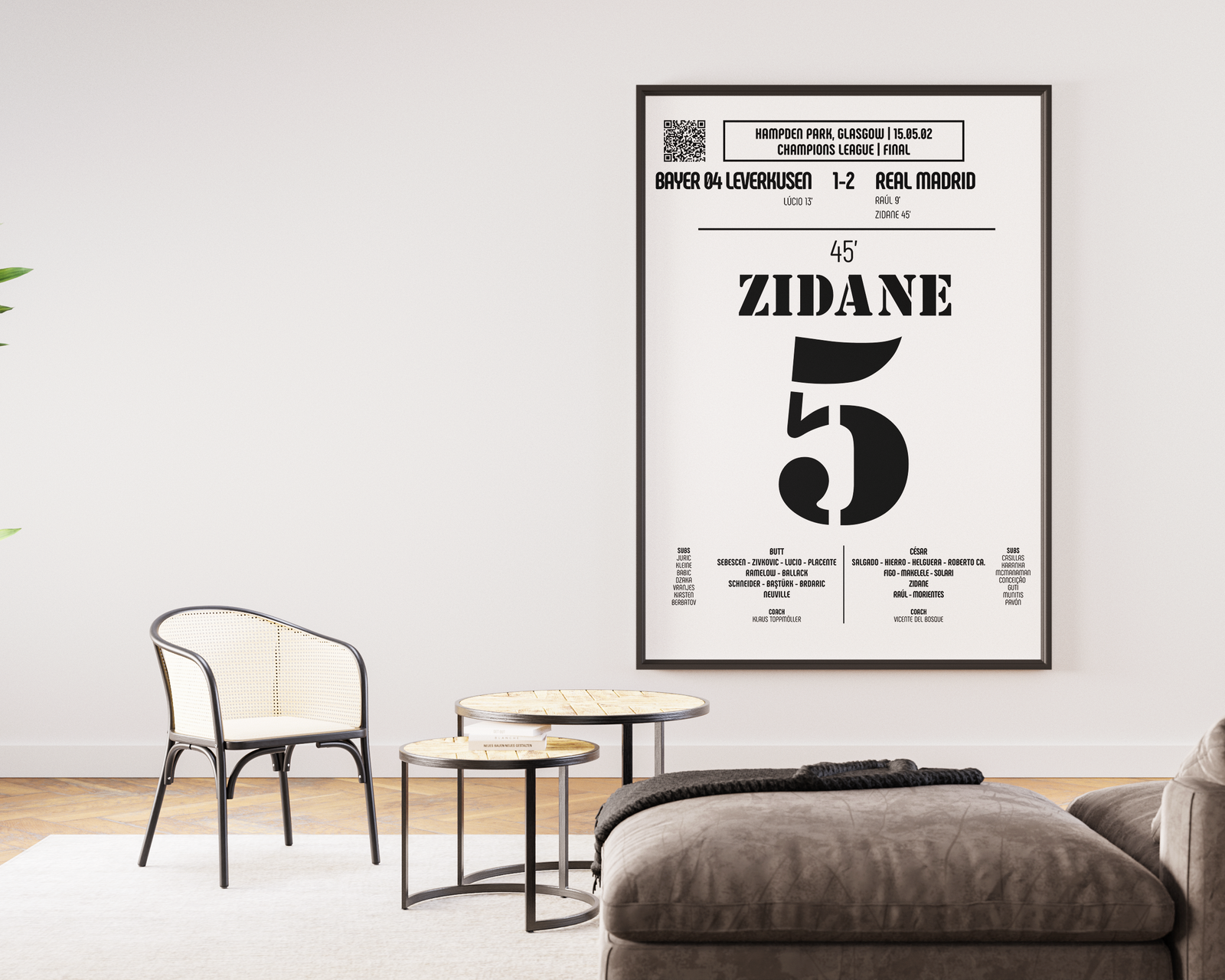 Poster de football de Zinédine Zidane encadré, intégré dans un salon moderne avec décoration minimaliste et élégante.