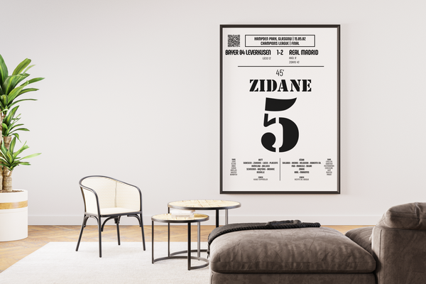 Poster de football de Zinédine Zidane encadré, intégré dans un salon moderne avec décoration minimaliste et élégante.