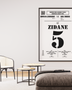 Poster de football de Zinédine Zidane encadré, intégré dans un salon moderne avec décoration minimaliste et élégante.