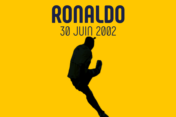 Ronaldo célébrant son deuxième but en finale de la Coupe du Monde 2002 contre l'Allemagne, bras levés vers le ciel dans le stade de Yokohama