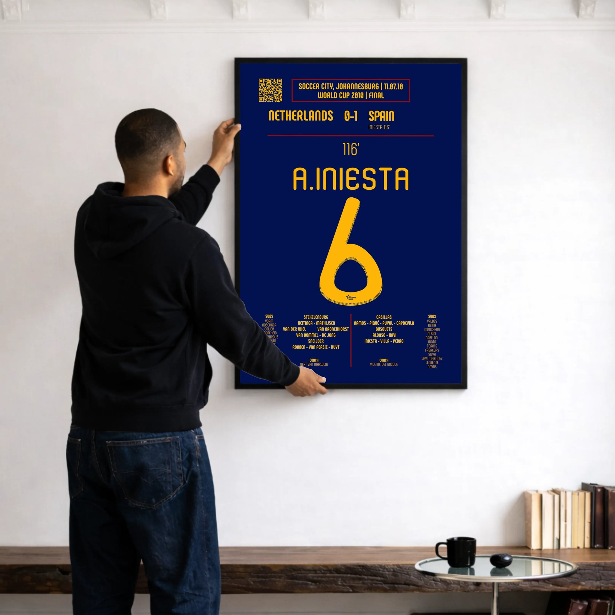 Póster enmarcado de Andrés Iniesta 2010 en una pared