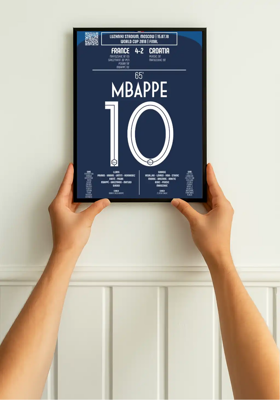 Affiche encadrée bleu marine avec texte et design blancs, présentant le nom 'mbappé' en grande police.