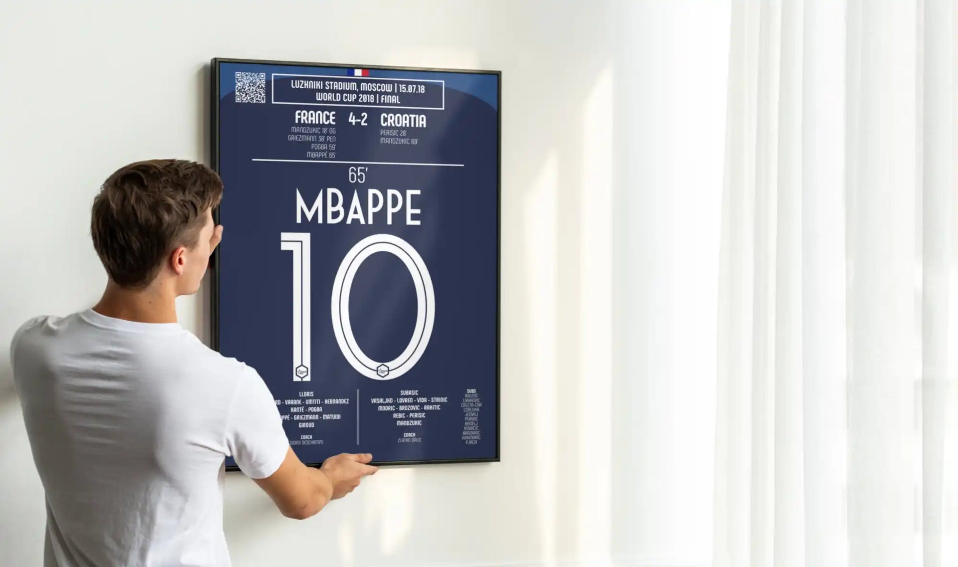 Affiche de maillot bleu marine avec texte et design blancs, présentant le numéro 10 et le nom du joueur « Mbappé ».