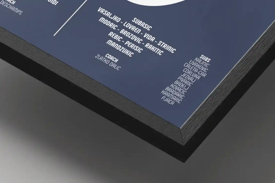 Affiche encadrée en noir avec texte blanc et accents bleus.